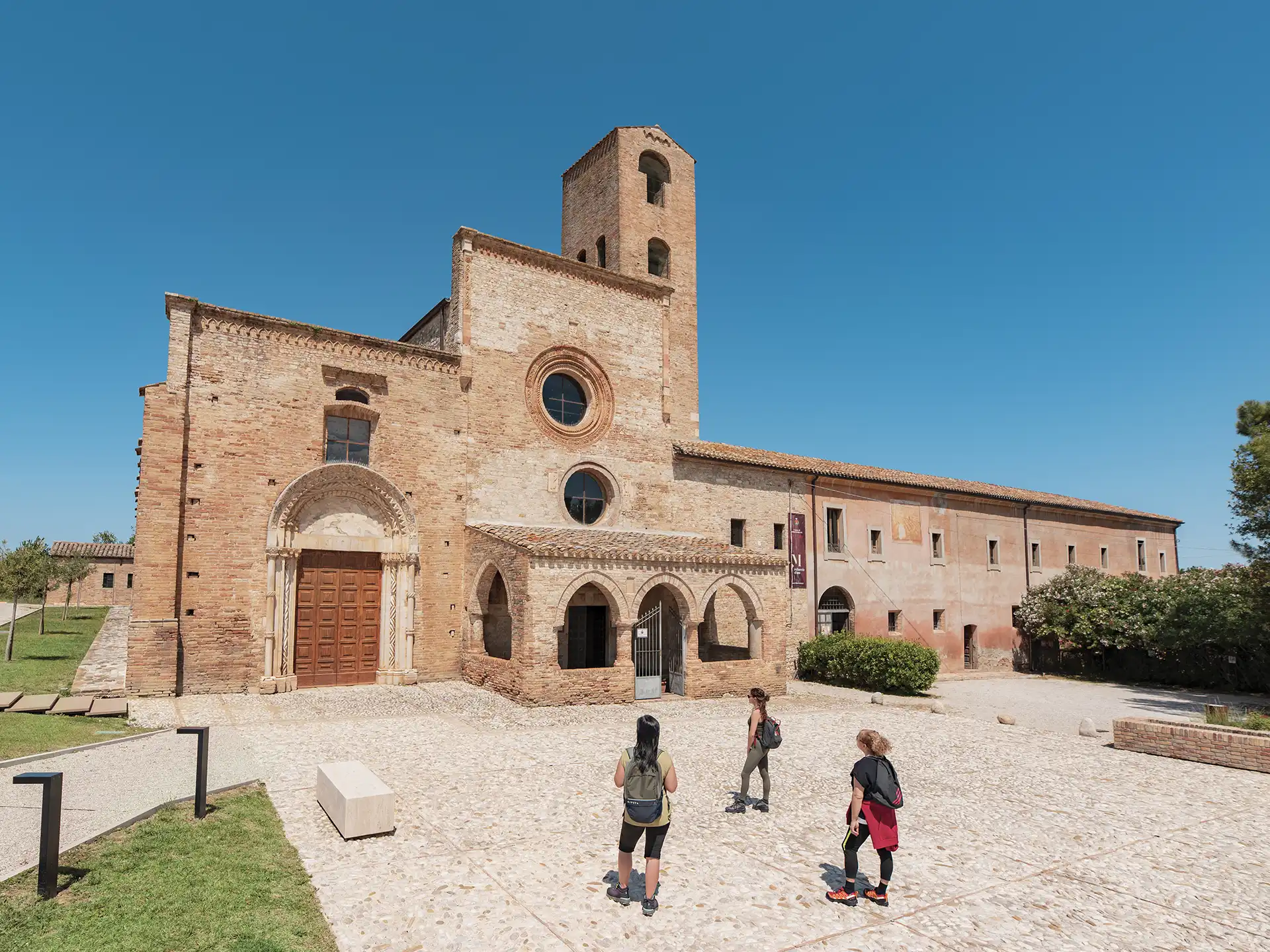 abbazia-santa-maria-di propezzano-camminatori-porta-santa-morro-doro