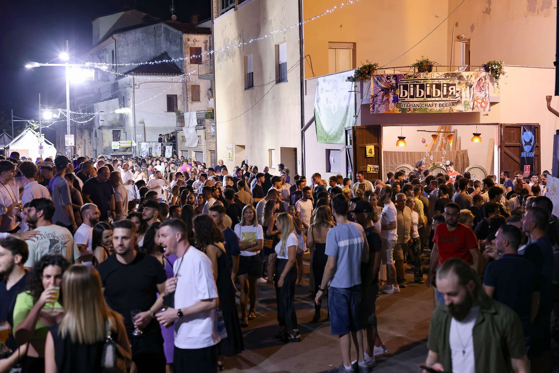 castellalto-festival-birre-artigianali-persone-in-piazza