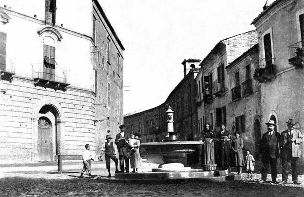 Notaresco-Piazza-San-Pietro-1915-circa-foto-storica