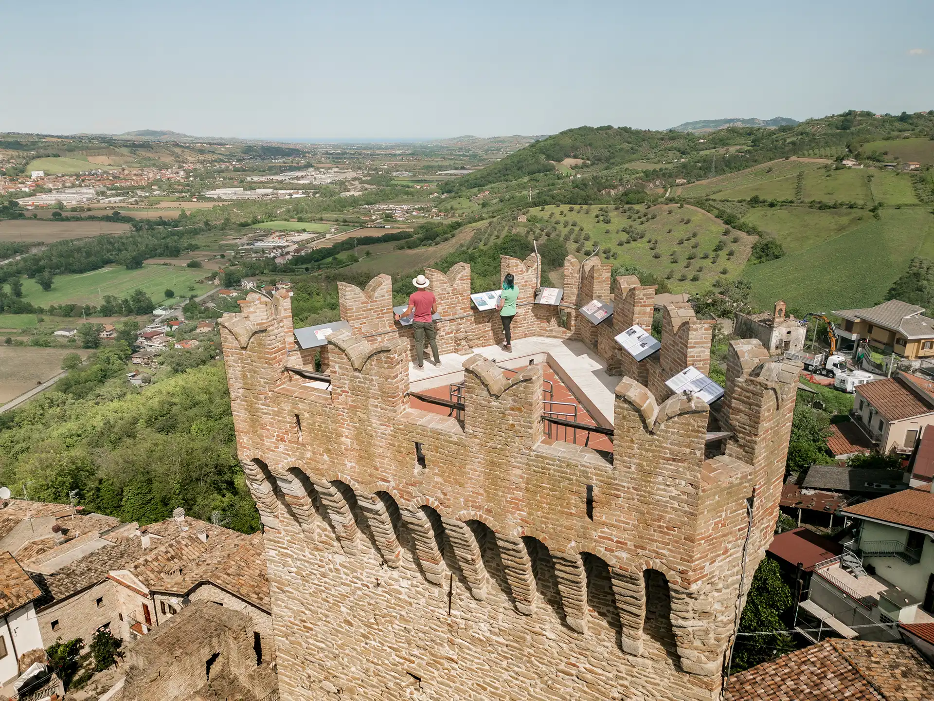 cermignano-torre-montegualtieri-triangolare-persone-in-cima