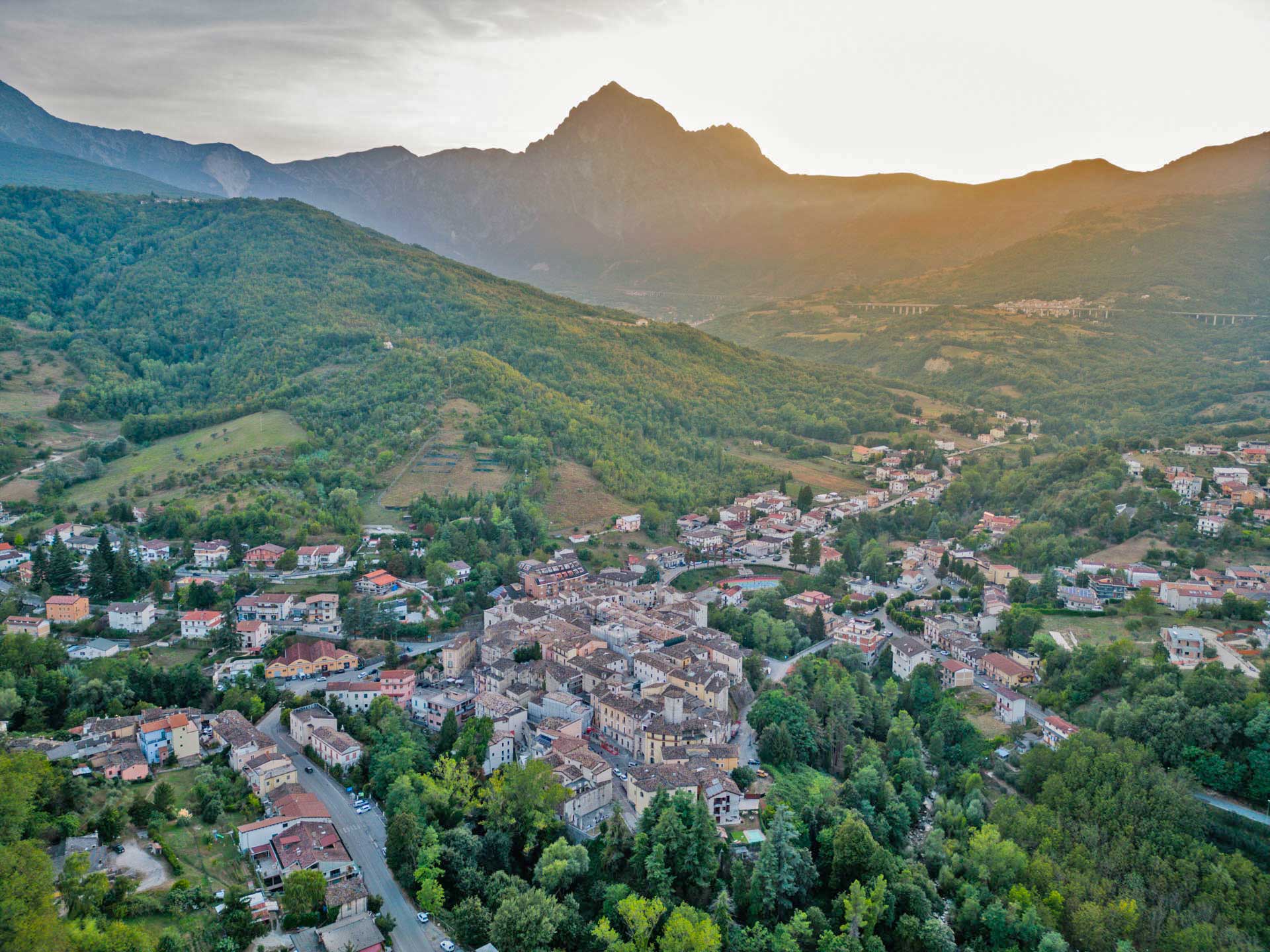 isola-del-gran-sasso-vista-drone-su-gran-sasso